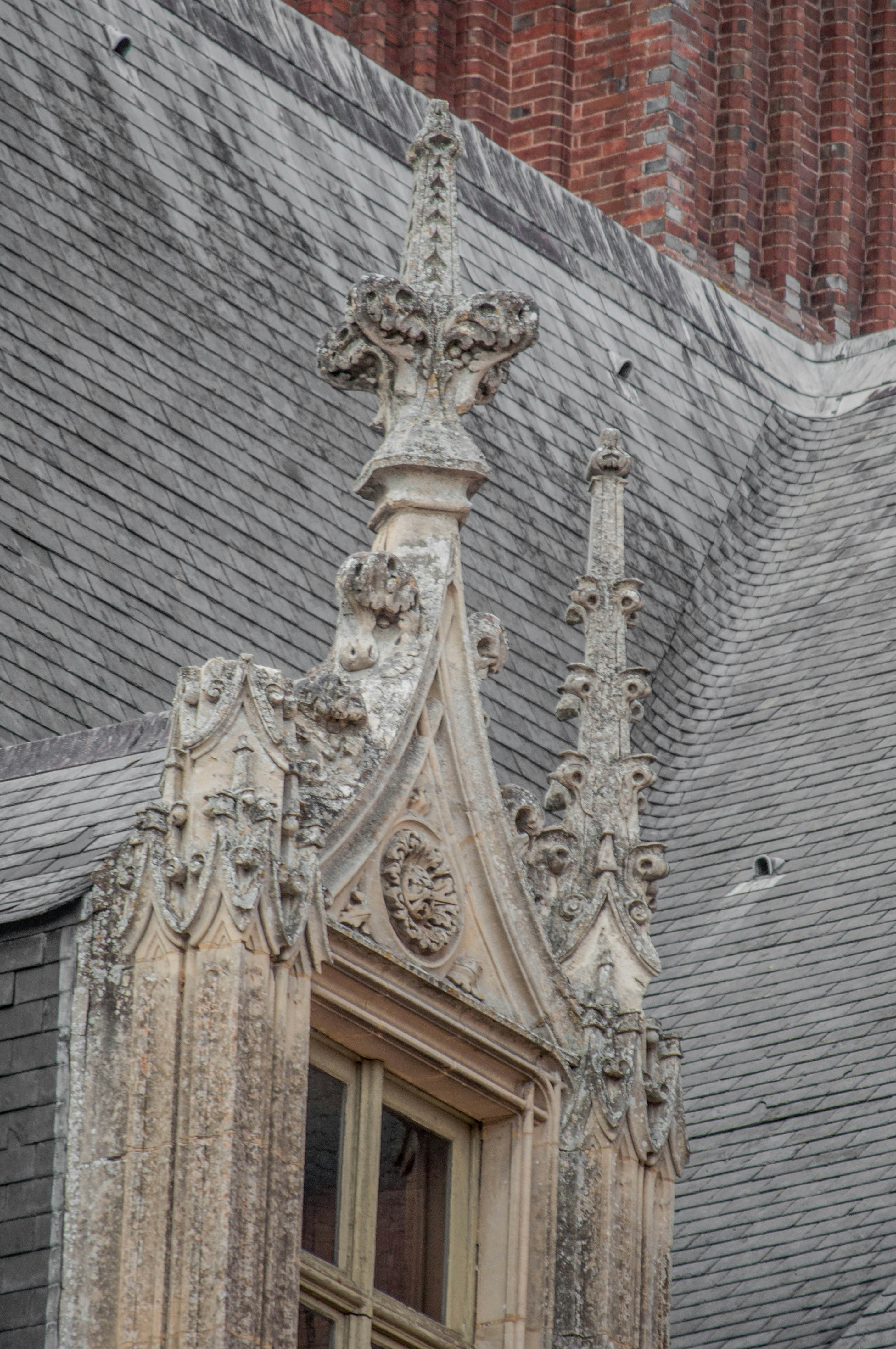 gold and white concrete building